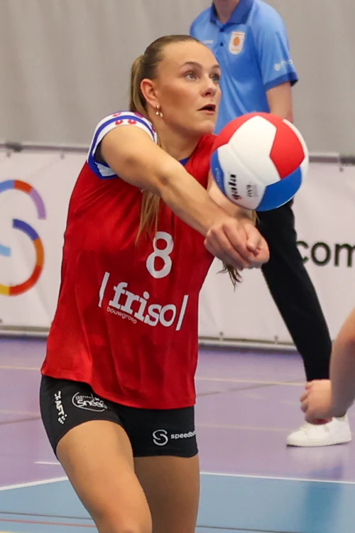 Speelster van Friso Sneek speelt de bal met een onderarmse pass (archief)