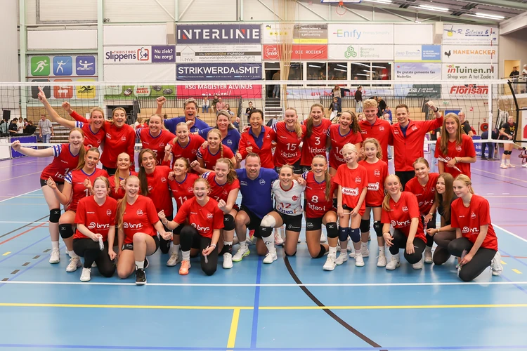 Groepsfoto van Friso Sneek en jeugdspeelsters in de Sneker Sporthal